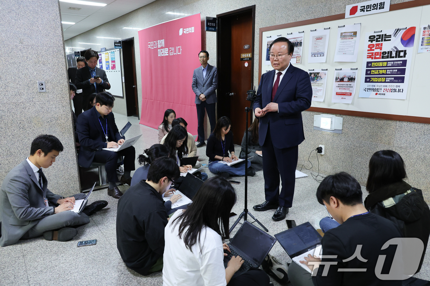 (서울=뉴스1) 안은나 기자 = 김문수 국민의힘 대통령 후보 대리인인 김재원 비서실장이 10일 서울 여의도 국회에서 단일화 협상 관련 한덕수 예비후보 측과 회동을 마친 뒤 브리핑을 …