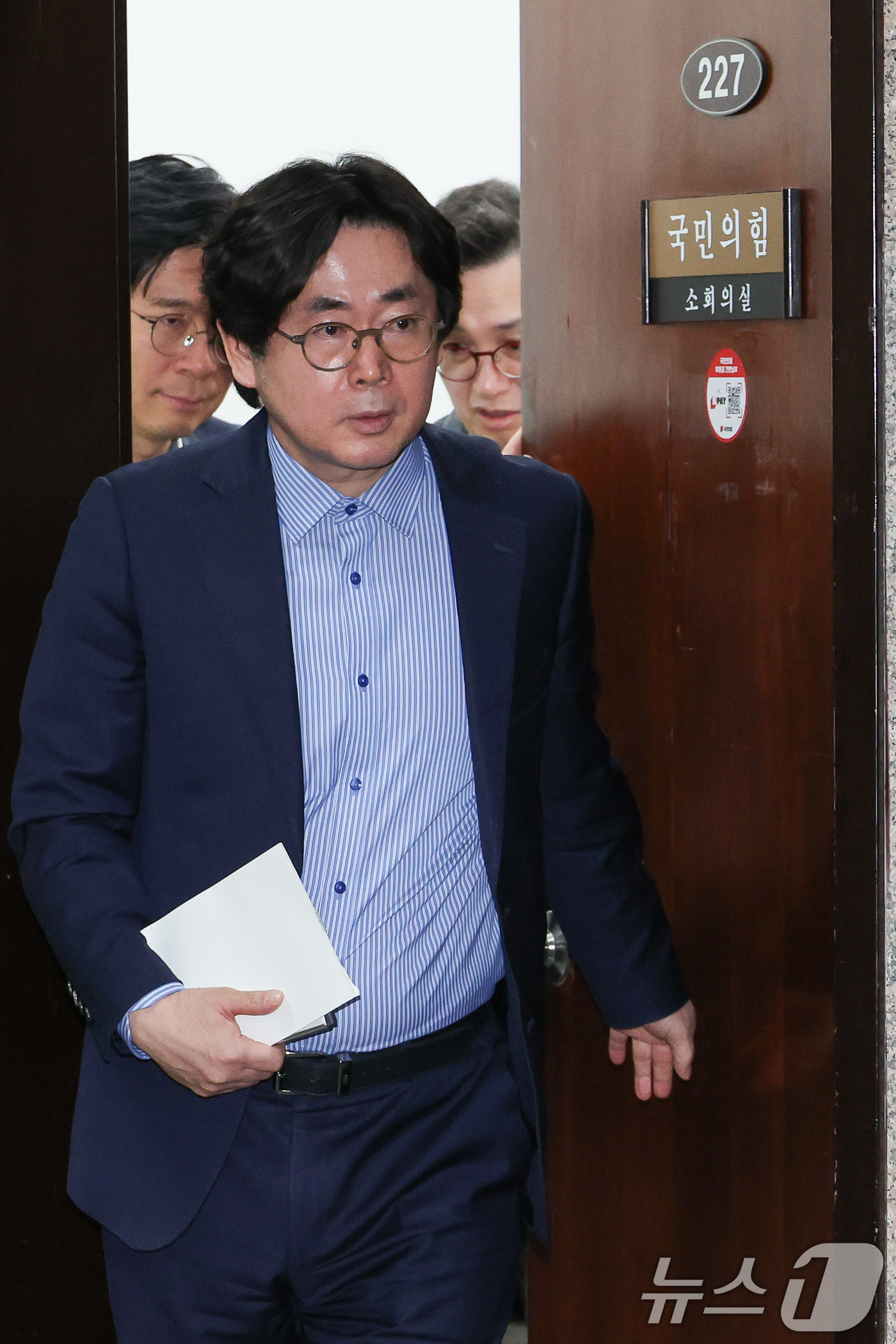 (서울=뉴스1) 안은나 기자 = 한덕수 국민의힘 대선 예비후보 대리인인 윤기찬 정책 대변인이 10일 서울 여의도 국회에서 김문수 후보 측과 단일화 협상 관련 회동을 마친 뒤 브리핑 …