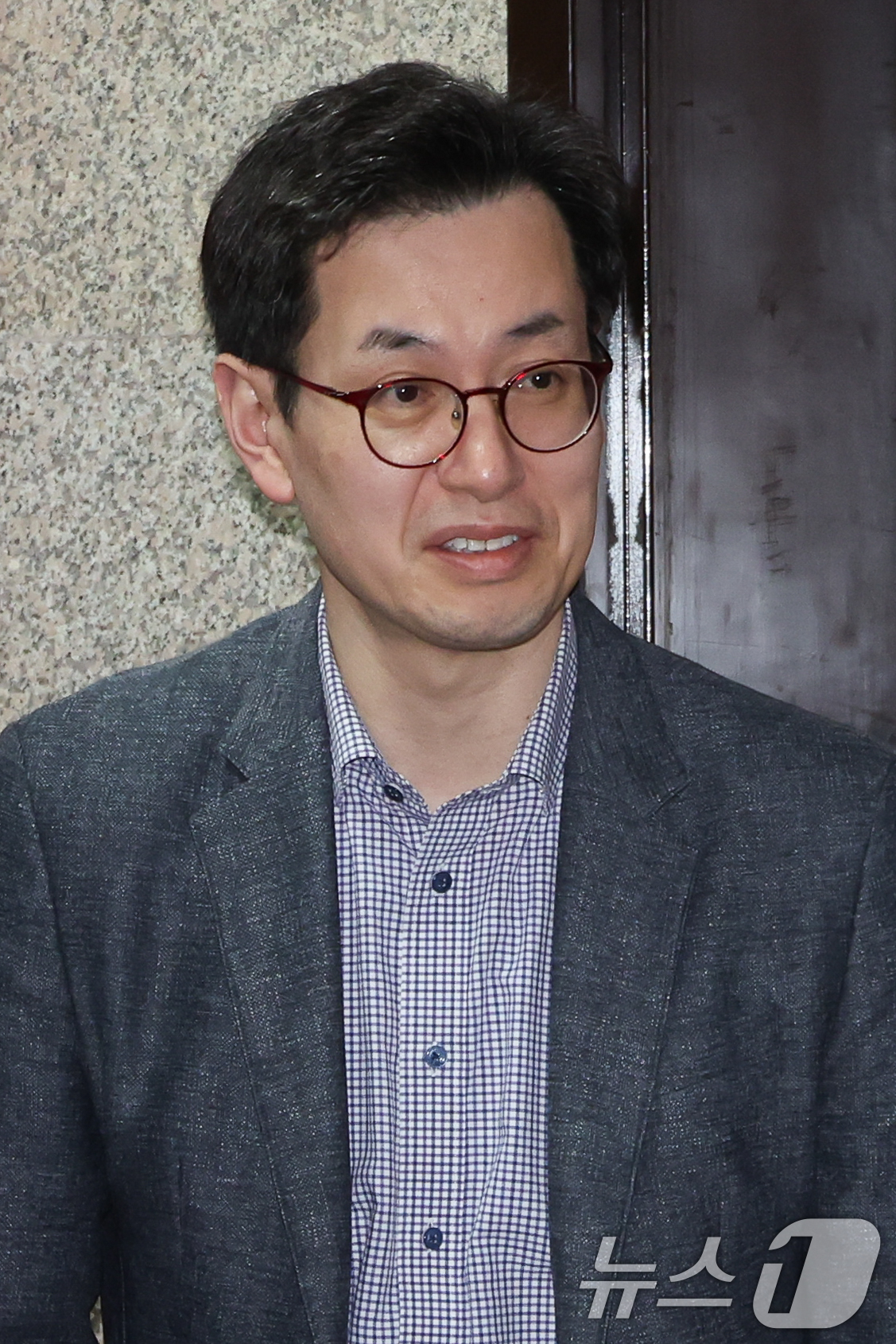 (서울=뉴스1) 안은나 기자 = 한덕수 국민의힘 대선 예비후보측 손영택 전 총리 비서실장이 10일 서울 여의도 국회에서 김문수 후보 측과 단일화 협상 관련 회동을 마친 뒤 윤기찬 …