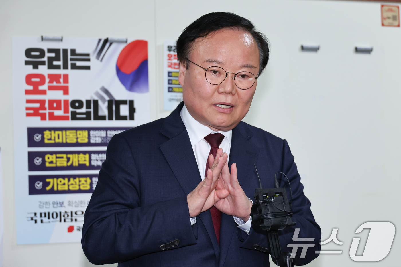 (서울=뉴스1) 안은나 기자 = 김문수 국민의힘 대통령 후보 대리인인 김재원 비서실장이 10일 서울 여의도 국회에서 단일화 협상 관련 한덕수 예비후보 측과 회동을 마친 뒤 브리핑을 …