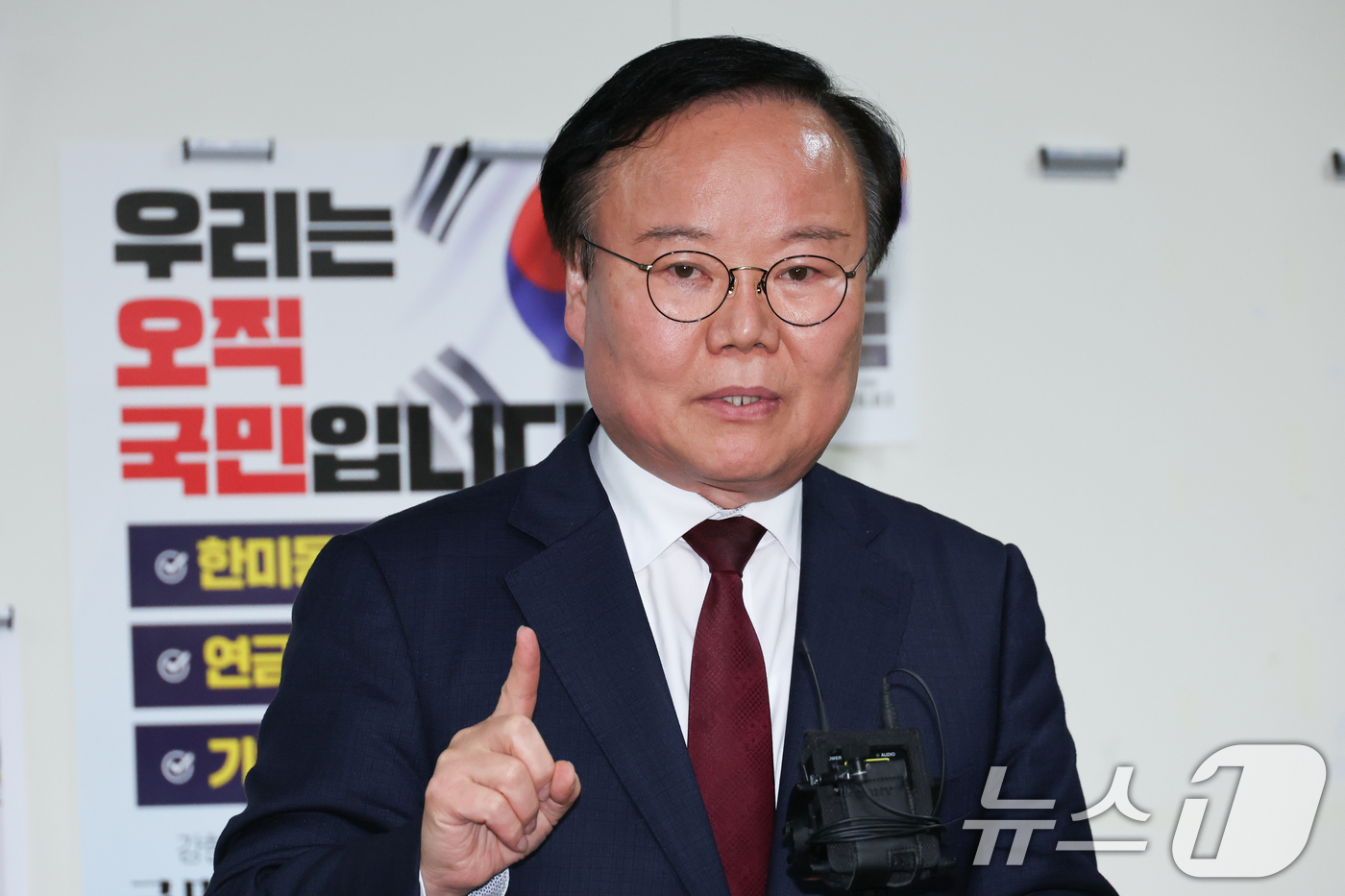 (서울=뉴스1) 안은나 기자 = 김문수 국민의힘 대통령 후보 대리인인 김재원 비서실장이 10일 서울 여의도 국회에서 단일화 협상 관련 한덕수 예비후보 측과 회동을 마친 뒤 브리핑을 …