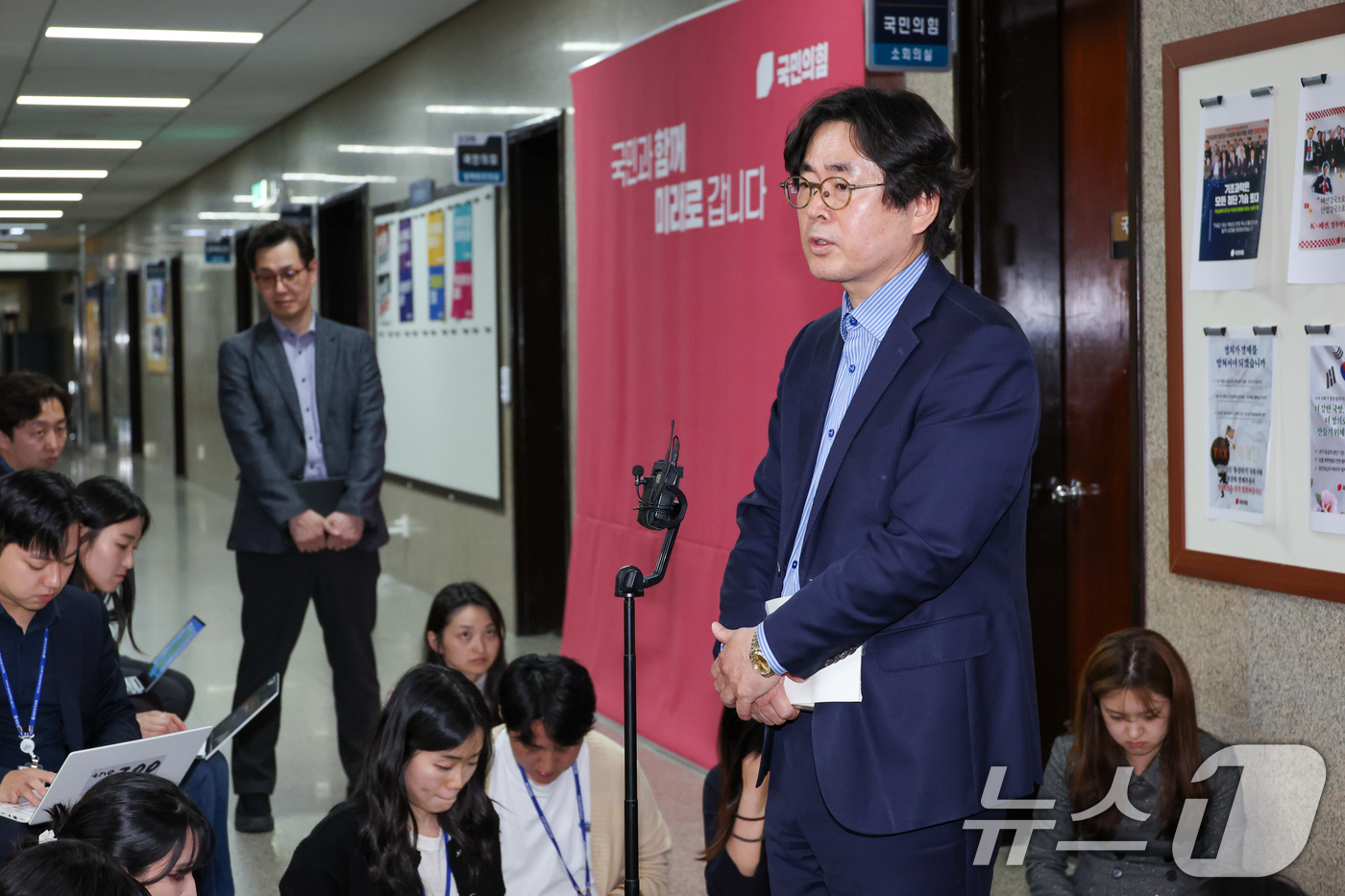 (서울=뉴스1) 안은나 기자 = 한덕수 국민의힘 대선 예비후보 대리인인 윤기찬 정책 대변인이 10일 서울 여의도 국회에서 김문수 후보 측과 단일화 협상 관련 회동을 마친 뒤 브리핑 …