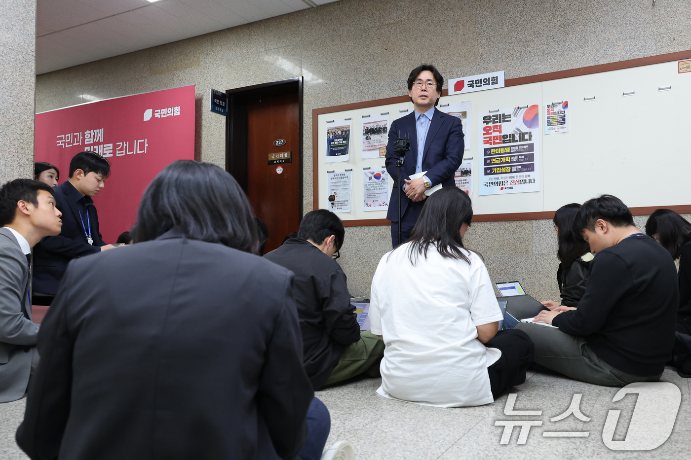 (서울=뉴스1) 안은나 기자 = 한덕수 국민의힘 대선 예비후보 대리인인 윤기찬 정책 대변인이 10일 서울 여의도 국회에서 김문수 후보 측과 단일화 협상 관련 회동을 마친 뒤 브리핑 …