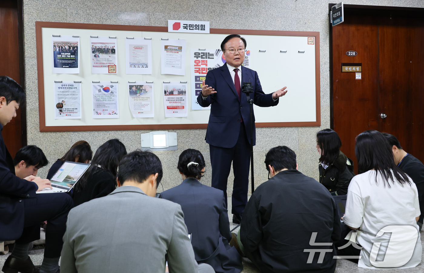 (서울=뉴스1) 안은나 기자 = 김문수 국민의힘 대통령 후보 대리인인 김재원 비서실장이 10일 서울 여의도 국회에서 단일화 협상 관련 한덕수 예비후보 측과 회동을 마친 뒤 브리핑을 …