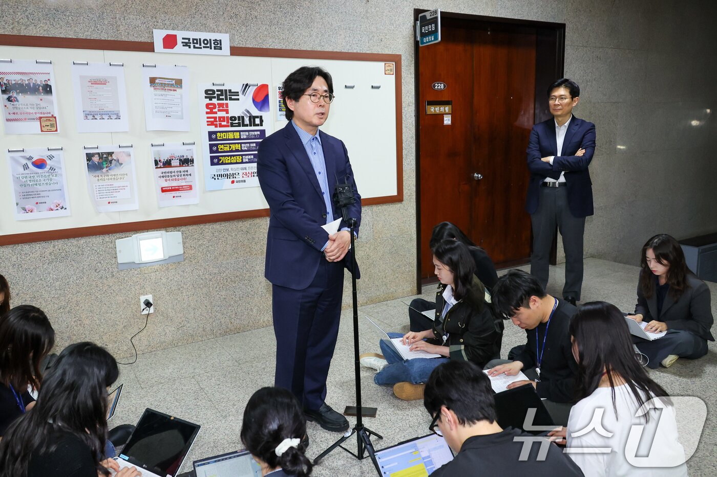 본문 이미지 - 한덕수 국민의힘 대선 예비후보 대리인인 윤기찬 정책 대변인이 10일 서울 여의도 국회에서 김문수 후보 측과 단일화 협상 관련 회동을 마친 뒤 브리핑을 하고 있다. 오른쪽은 조정훈 당 전략기획부총장. 2025.5.10/뉴스1 ⓒ News1 안은나 기자