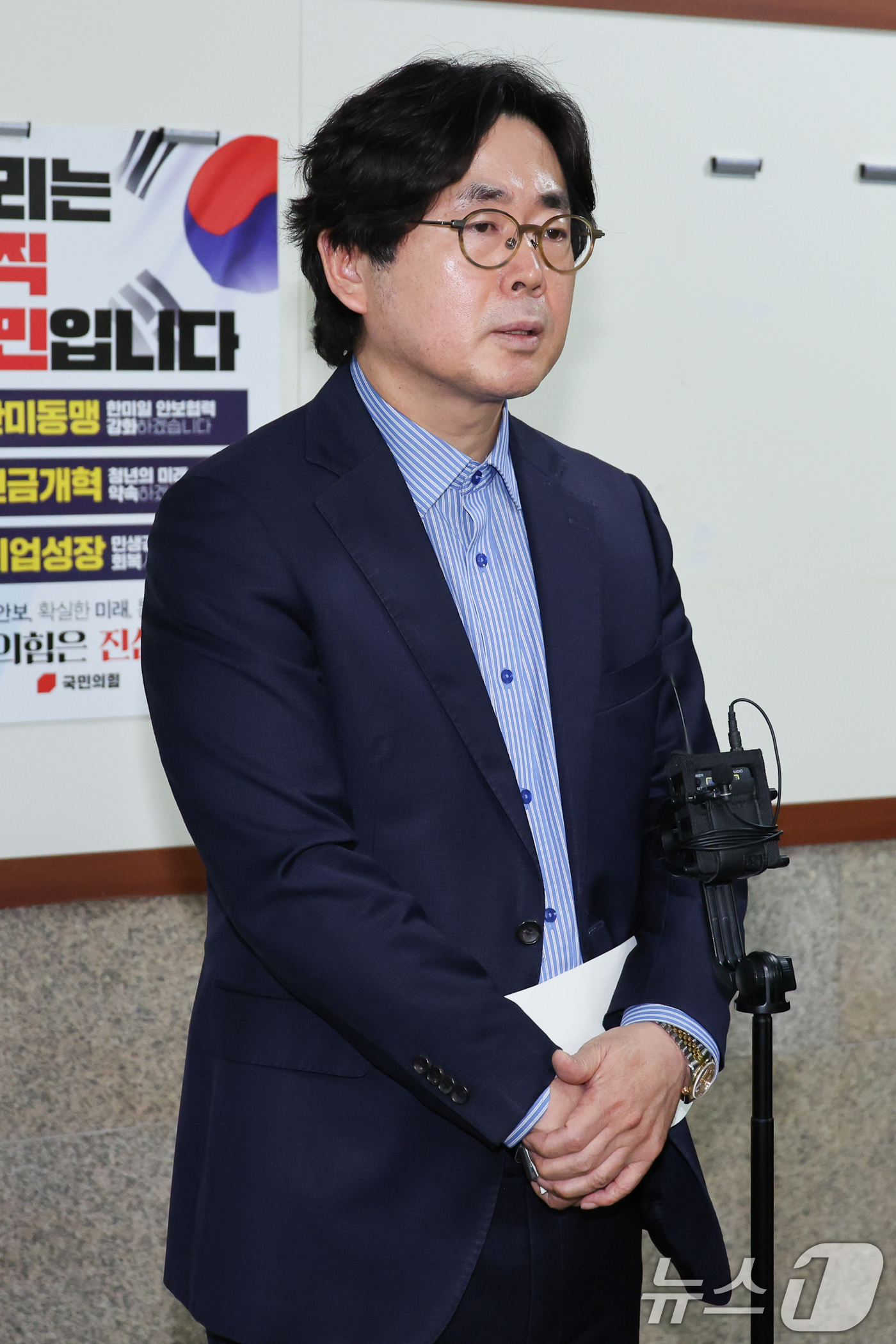 (서울=뉴스1) 안은나 기자 = 한덕수 국민의힘 대선 예비후보 대리인인 윤기찬 정책 대변인이 10일 서울 여의도 국회에서 김문수 후보 측과 단일화 협상 관련 회동을 마친 뒤 브리핑 …