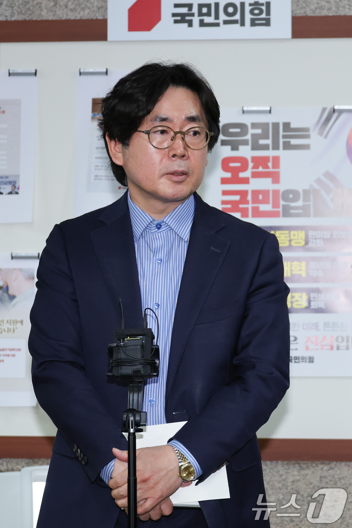 (서울=뉴스1) 안은나 기자 = 한덕수 국민의힘 대선 예비후보 대리인인 윤기찬 정책 대변인이 10일 서울 여의도 국회에서 김문수 후보 측과 단일화 협상 관련 회동을 마친 뒤 브리핑 …