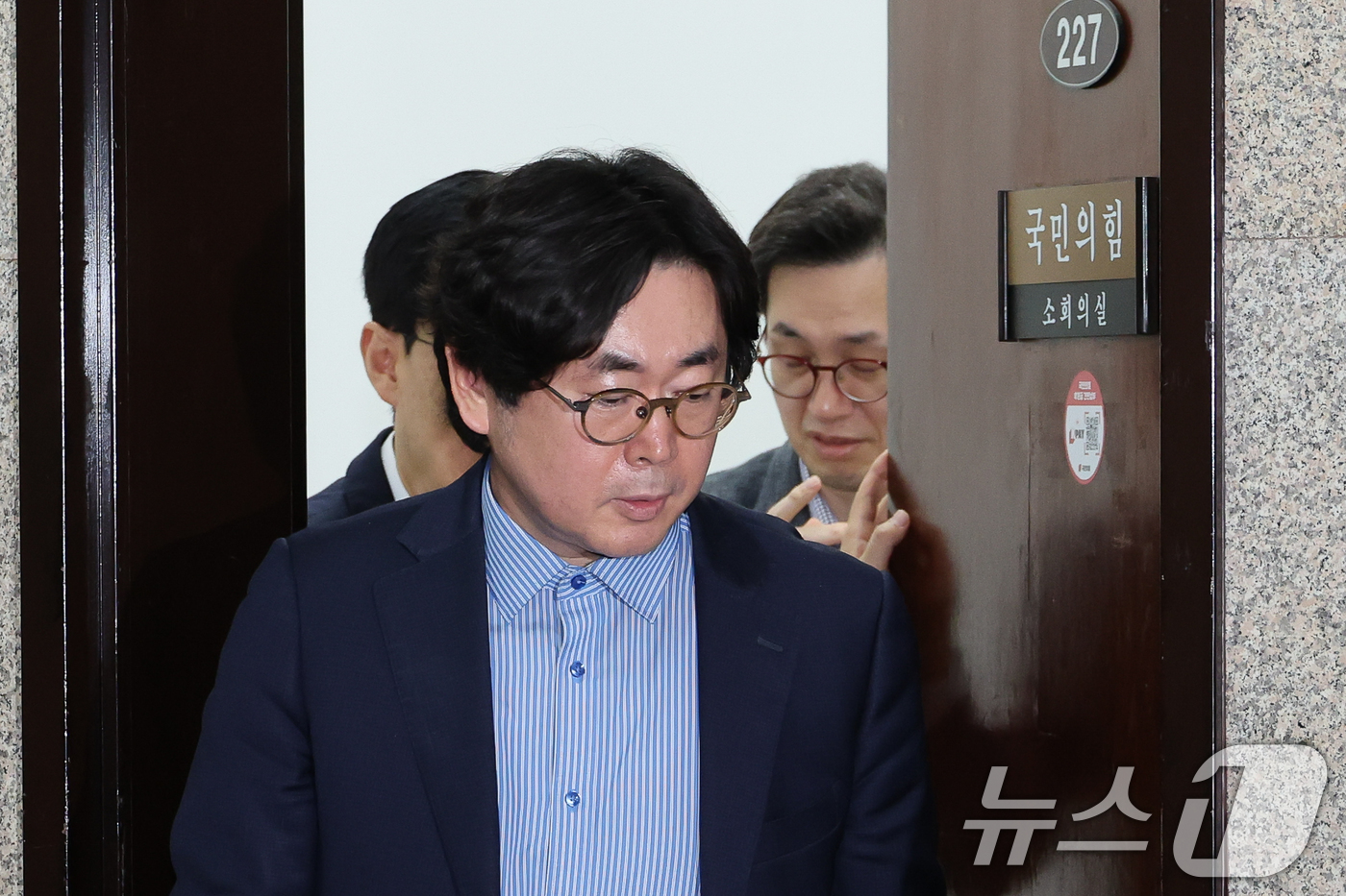 (서울=뉴스1) 안은나 기자 = 한덕수 국민의힘 대선 예비후보 대리인인 윤기찬 정책 대변인과 손영택 전 총리비서실장이 10일 서울 여의도 국회에서 김문수 후보 측과 단일화 협상 관 …