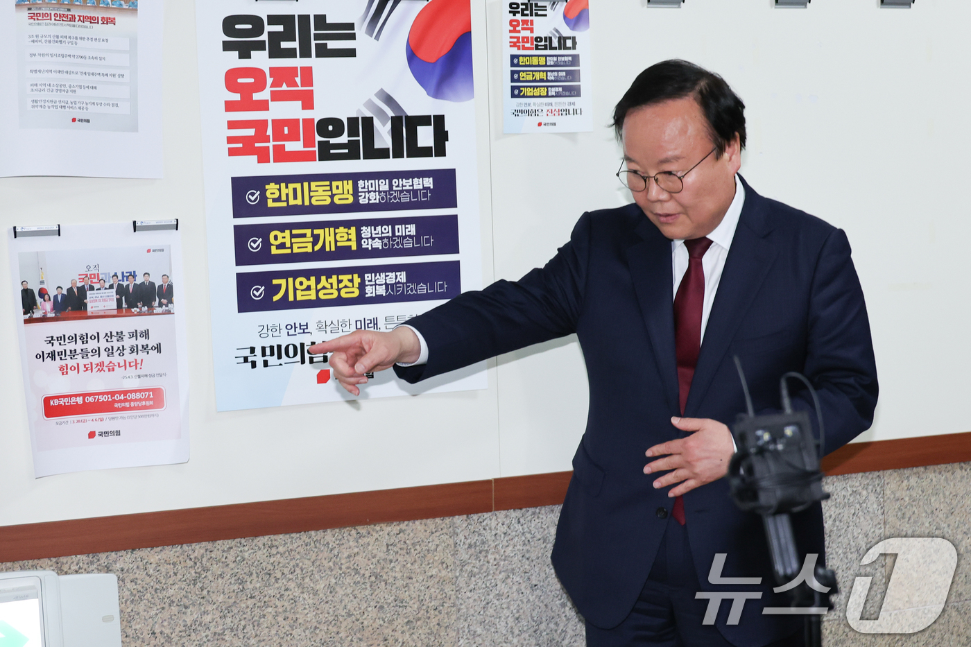 (서울=뉴스1) 안은나 기자 = 김문수 국민의힘 대통령 후보 대리인인 김재원 비서실장이 10일 서울 여의도 국회에서 한덕수 예비후보 측과 단일화 실무 협상 관련 회동과 브리핑을 마 …