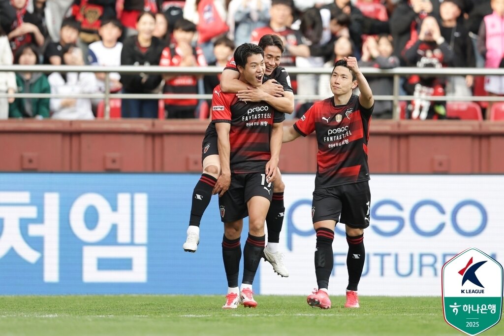 본문 이미지 - 포항 스틸러스가 공격수 이호재 활약을 앞세워 승리했다. &#40;한국프로축구연맹 제공&#41;