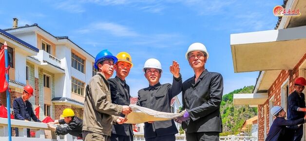 첫 모내기 시작…130개 시, 군 농촌 살림집 건설 진행 [데일리 북한]