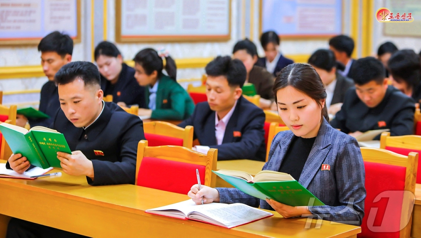 (평양 노동신문=뉴스1) = 북한 노동당 기관지 노동신문은 11일 평양건설위원회 수도건설설계연구소에서 "경애하는 (김정은) 총비서 동지의 혁명사상으로 철저히 무장하기 위한 학습을 …