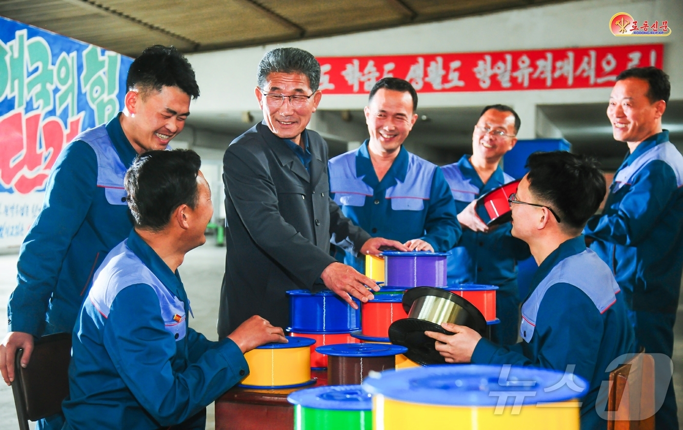 (평양 노동신문=뉴스1) = 북한 노동당 기관지 노동신문은 11일 평양빛섬유통신케이블공장에서 "초급당 일꾼(간부)이 기술자, 기능공들과의 사업에서 생산장성의 열쇠를 찾고 있다"라고 …