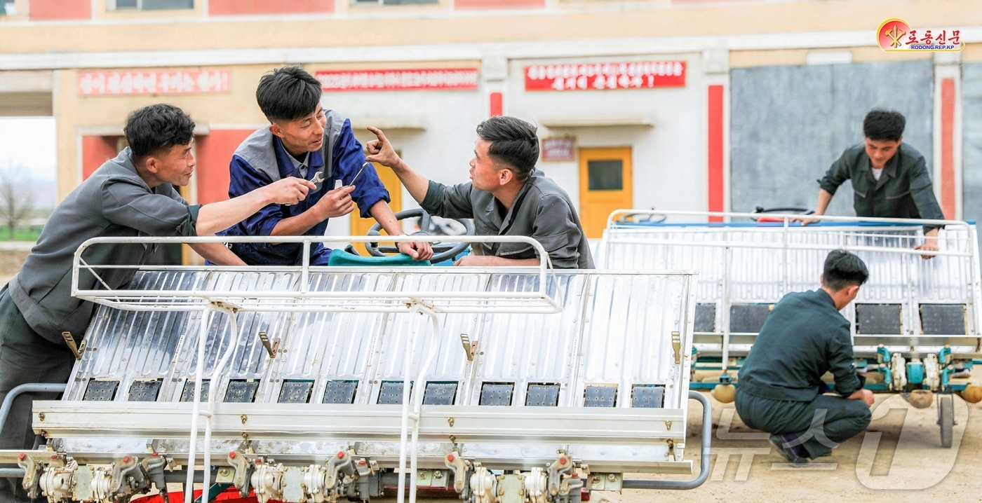 (평양 노동신문=뉴스1) = 북한 노동당 기관지 노동신문은 11일 재령군 삼지강농장 사진을 싣고 "탄원자의 영예를 안고 농촌 기계화 실현의 앞장에 섰다"라고 보도했다. [국내에서만 …