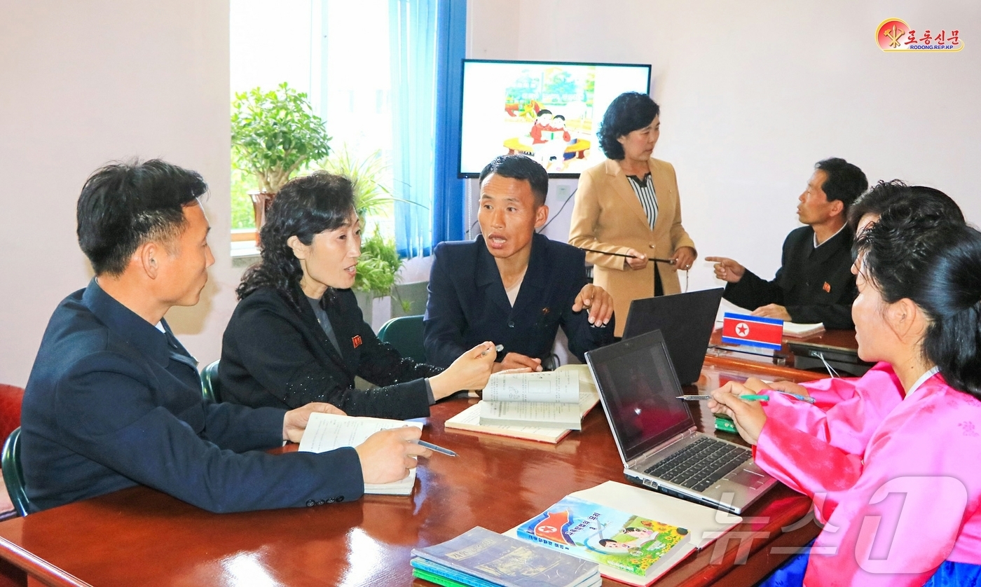 (평양 노동신문=뉴스1) = 북한 노동당 기관지 노동신문은 11일 정주시 교육부문 일꾼(간부)들이 "교원들의 자질향상을 위한 옳은 방법론을 탐구해나가고 있다"라고 보도했다. [국내 …