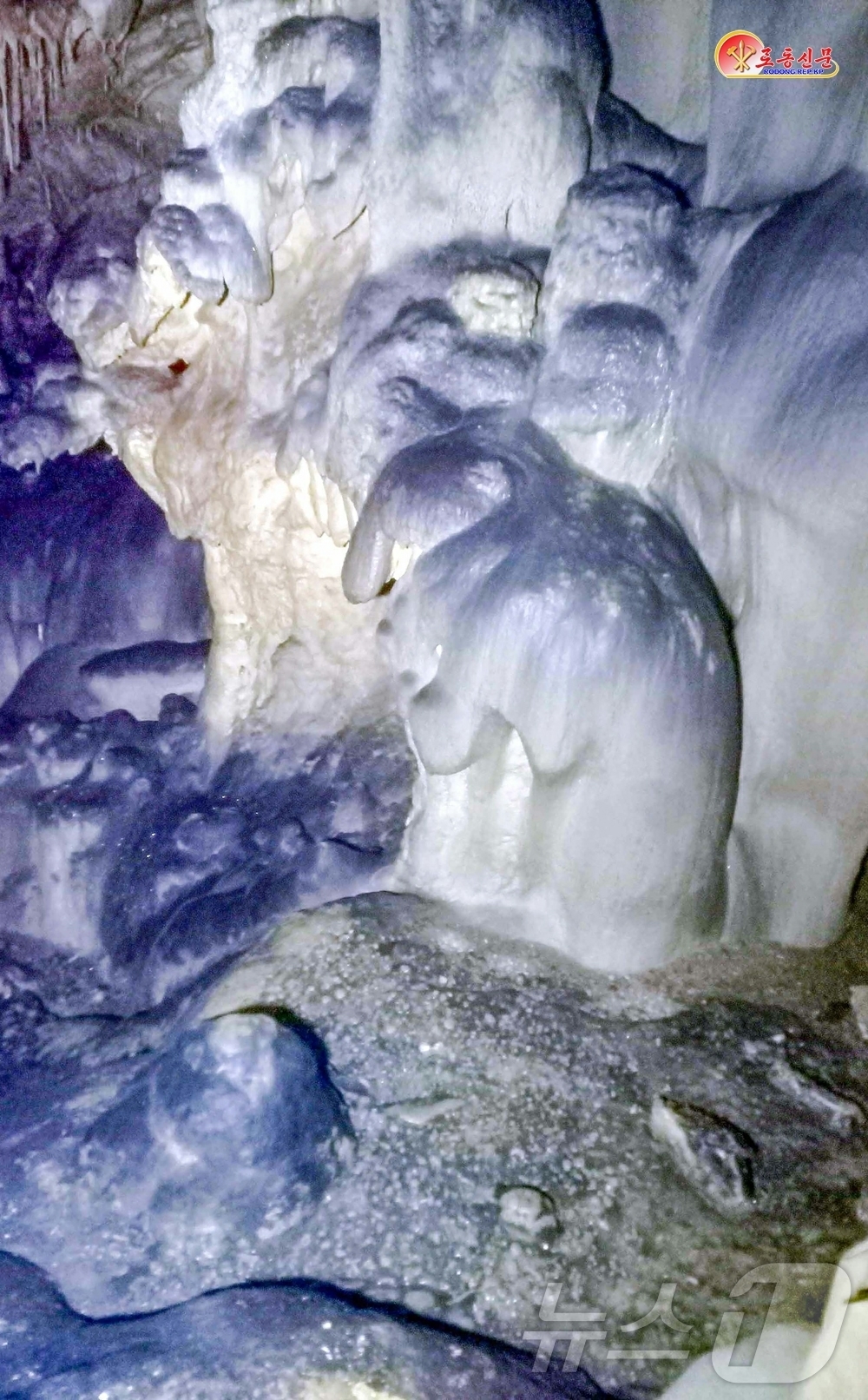 (평양 노동신문=뉴스1) = 북한 노동당 기관지 노동신문은 11일 "얼마 전 고원군 이룡리에서 특이한 자연동굴이 발견됐다"면서 이룡동굴이 천연기념물로 등록됐다고 보도했다. [국내에 …