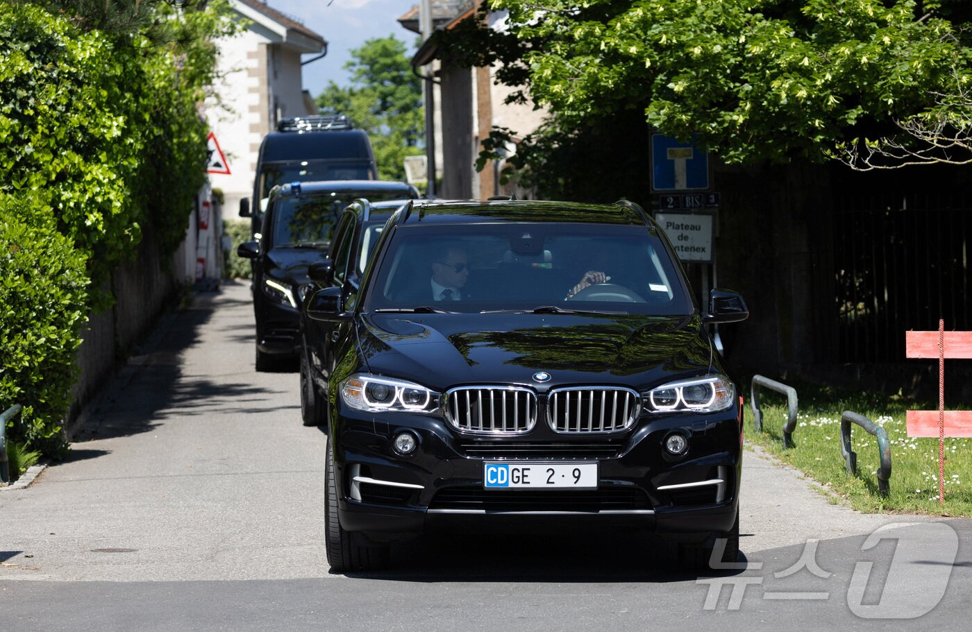 본문 이미지 - 10일(현지시간) 스콧 베선트 미국 재무장관이 탄 차량이 스위스 제네바에서 중국과 미국 대표단 간 무역 협상이 열리는 장소로 떠나고 있다. 2025.05.10 ⓒ 로이터=뉴스1 ⓒ News1 류정민 특파원