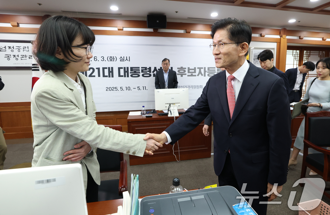 (과천=뉴스1) 오대일 기자 = 김문수 국민의힘 대통령 후보가 11일 오전 경기 과천 중앙선거관리위원회에서 제21대 대통령 선거 후보자 등록을 마친 후 선관위 관계자들을 격려하고 …