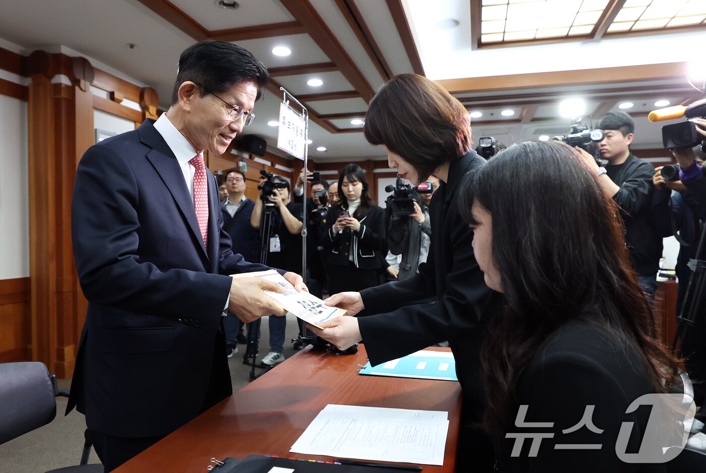 본문 이미지 - 김문수 국민의힘 대통령 후보가 11일 오전 경기 과천 중앙선거관리위원회에서 제21대 대통령 선거 후보자 등록 서류를 제출하고 있다. 2025.5.11/뉴스1 ⓒ News1 오대일 기자