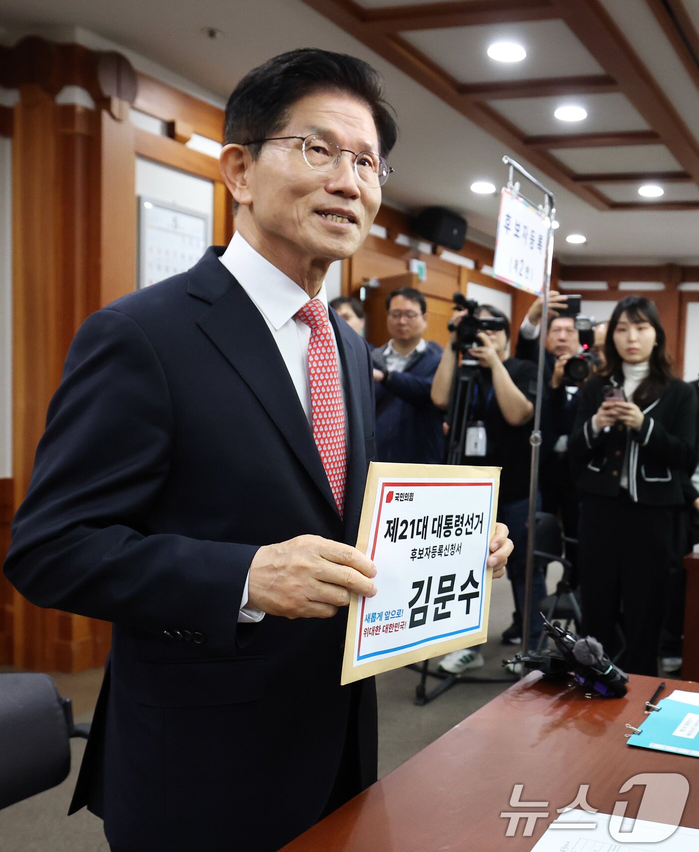 본문 이미지 - 김문수 국민의힘 대통령 후보가 11일 오전 경기 과천 중앙선거관리위원회에서 제21대 대통령 선거 후보자 등록을 하고 있다. 2025.5.11/뉴스1 ⓒ News1 오대일 기자