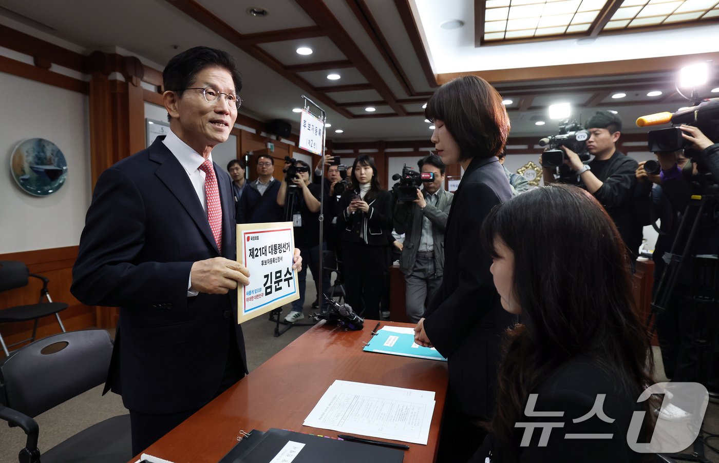 (과천=뉴스1) 오대일 기자 = 김문수 국민의힘 대통령 후보가 11일 오전 경기 과천 중앙선거관리위원회에서 제21대 대통령 선거 후보자 등록을 하고 있다.  2025.5.11/뉴스 …