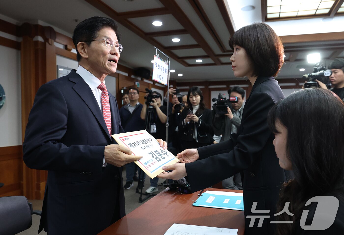 본문 이미지 - 김문수 국민의힘 대통령 후보가 11일 오전 경기 과천 중앙선거관리위원회에서 제21대 대통령 선거 후보자 등록 서류를 제출하고 있다. 2025.5.11/뉴스1 ⓒ News1 오대일 기자