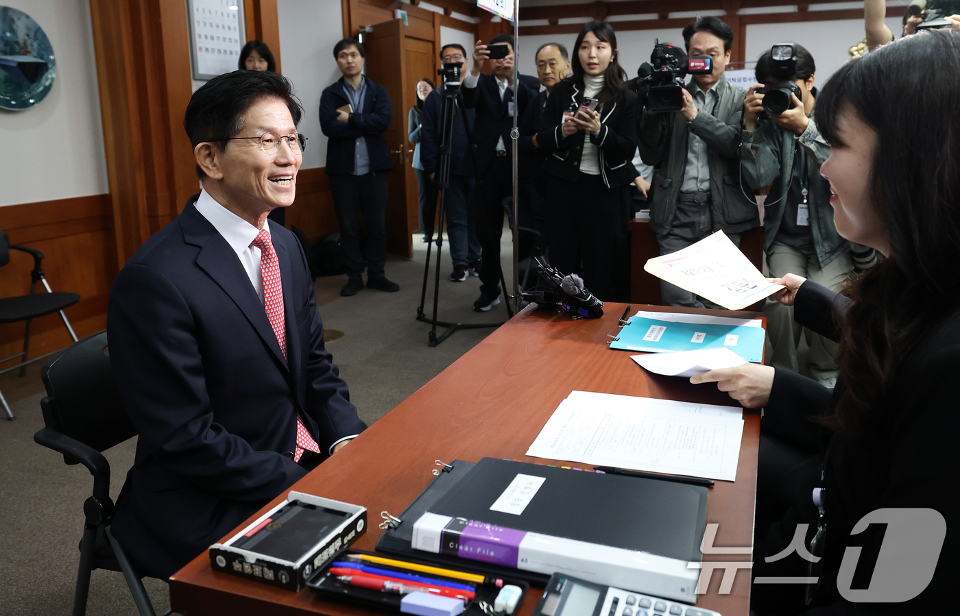 (과천=뉴스1) 오대일 기자 = 김문수 국민의힘 대통령 후보가 11일 오전 경기 과천 중앙선거관리위원회에서 제21대 대통령 선거 후보자 등록 서류를 제출한 후 활짝 웃고 있다. 2 …