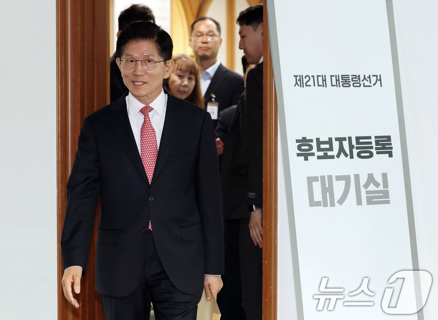 본문 이미지 - 김문수 국민의힘 대통령 후보가 11일 오전 경기 과천 중앙선거관리위원회에서 제21대 대통령 선거 후보자 등록을 하고 있다. 2025.5.11/뉴스1 ⓒ News1 오대일 기자