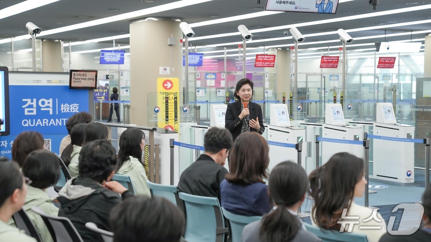 본문 이미지 - 지영미 질병관리청장이 8일 국립김해공항 B입국장에서 검역정책을 설명하고 있다.&#40;질병청 제공&#41; 2025.5.8/뉴스1