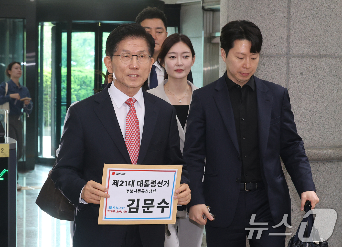 (과천=뉴스1) 오대일 기자 = 김문수 국민의힘 대통령 후보가 11일 오전 경기도 과천 중앙선거관리위원회에서 제21대 대통령 선거 후보 등록을 하기 위해 이동하고 있다. (공동취재 …