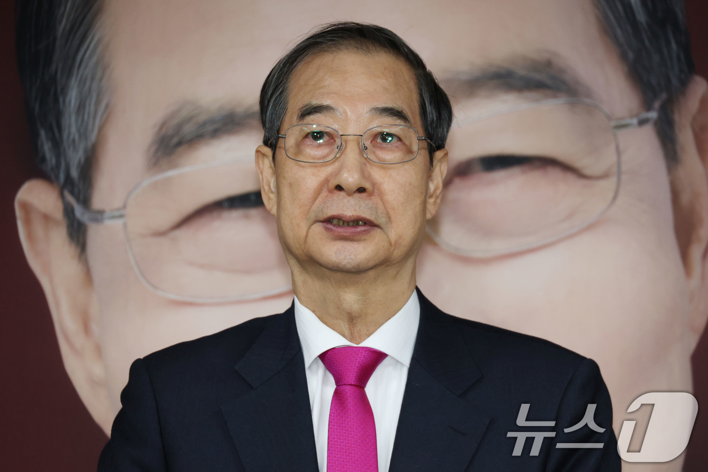 (서울=뉴스1) 이광호 기자 = 국민의힘 대선후보로 등록했던 한덕수 전 국무총리가 11일 오전 서울 여의도 캠프 사무실에서 기자회견을 열고 국민의힘 대통령 후보 변경을 위한 당원 …