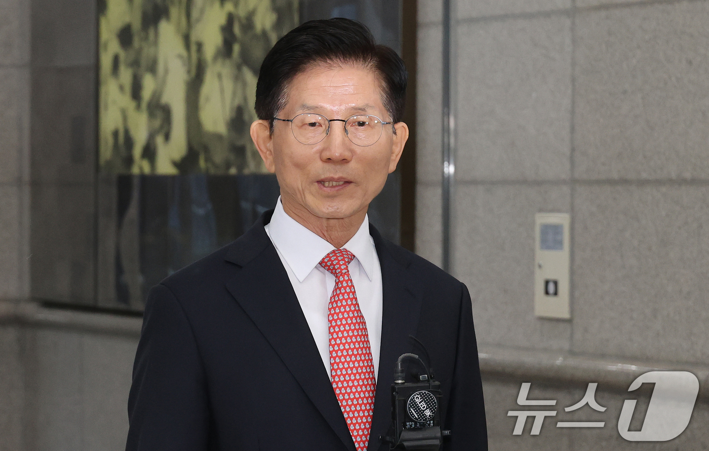 (과천=뉴스1) 오대일 기자 = 김문수 국민의힘 대통령 후보가 11일 오전 경기도 과천 중앙선거관리위원회에서 제21대 대통령 선거 후보 등록을 마친 뒤 취재진의 질문에 답하고 있다 …