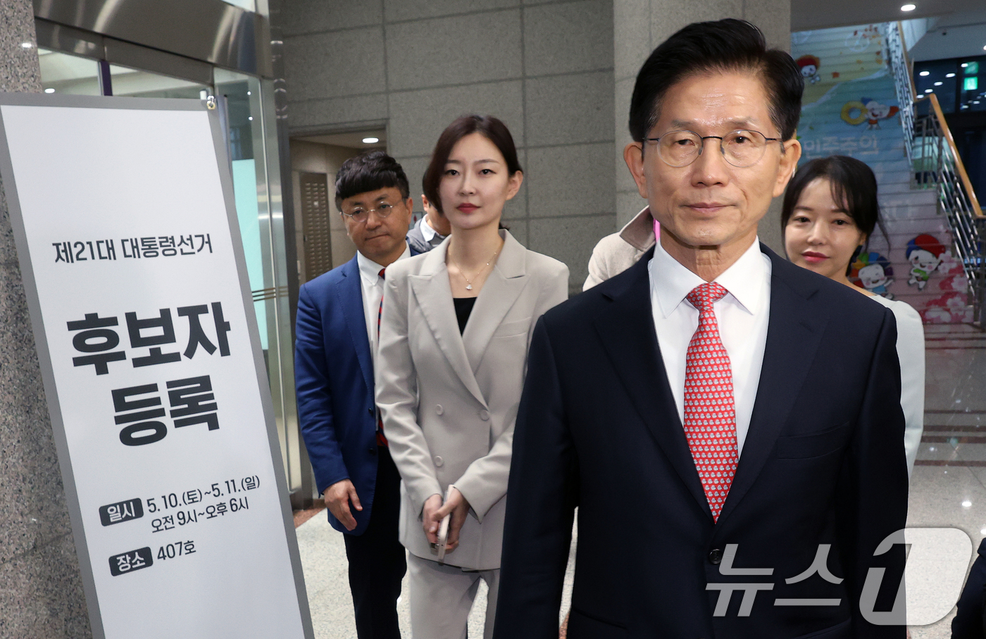 (과천=뉴스1) 오대일 기자 = 김문수 국민의힘 대통령 후보가 11일 오전 경기도 과천 중앙선거관리위원회에서 제21대 대통령 선거 후보 등록을 마친 뒤 자리를 뜨고 있다. (공동취 …