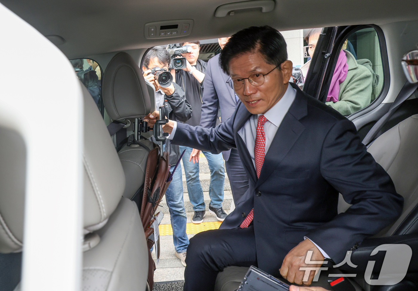 (과천=뉴스1) 오대일 기자 = 김문수 국민의힘 대통령 후보가 11일 오전 경기도 과천 중앙선거관리위원회에서 제21대 대통령 선거 후보 등록을 마친 뒤 자리를 뜨고 있다. (공동취 …