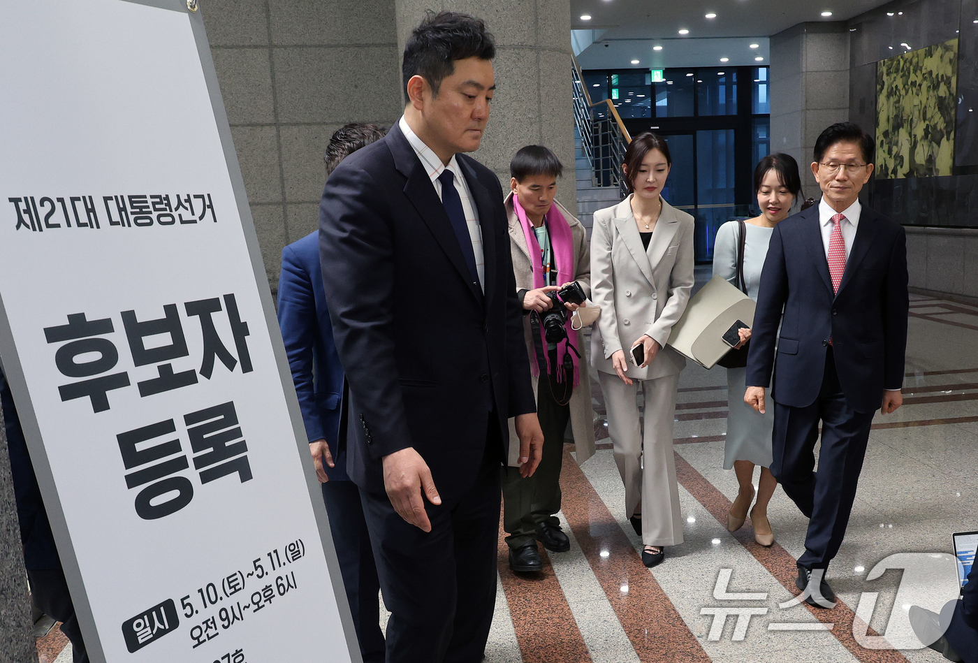 (과천=뉴스1) 오대일 기자 = 김문수 국민의힘 대통령 후보가 11일 오전 경기도 과천 중앙선거관리위원회에서 제21대 대통령 선거 후보 등록을 마친 뒤 자리를 뜨고 있다. (공동취 …
