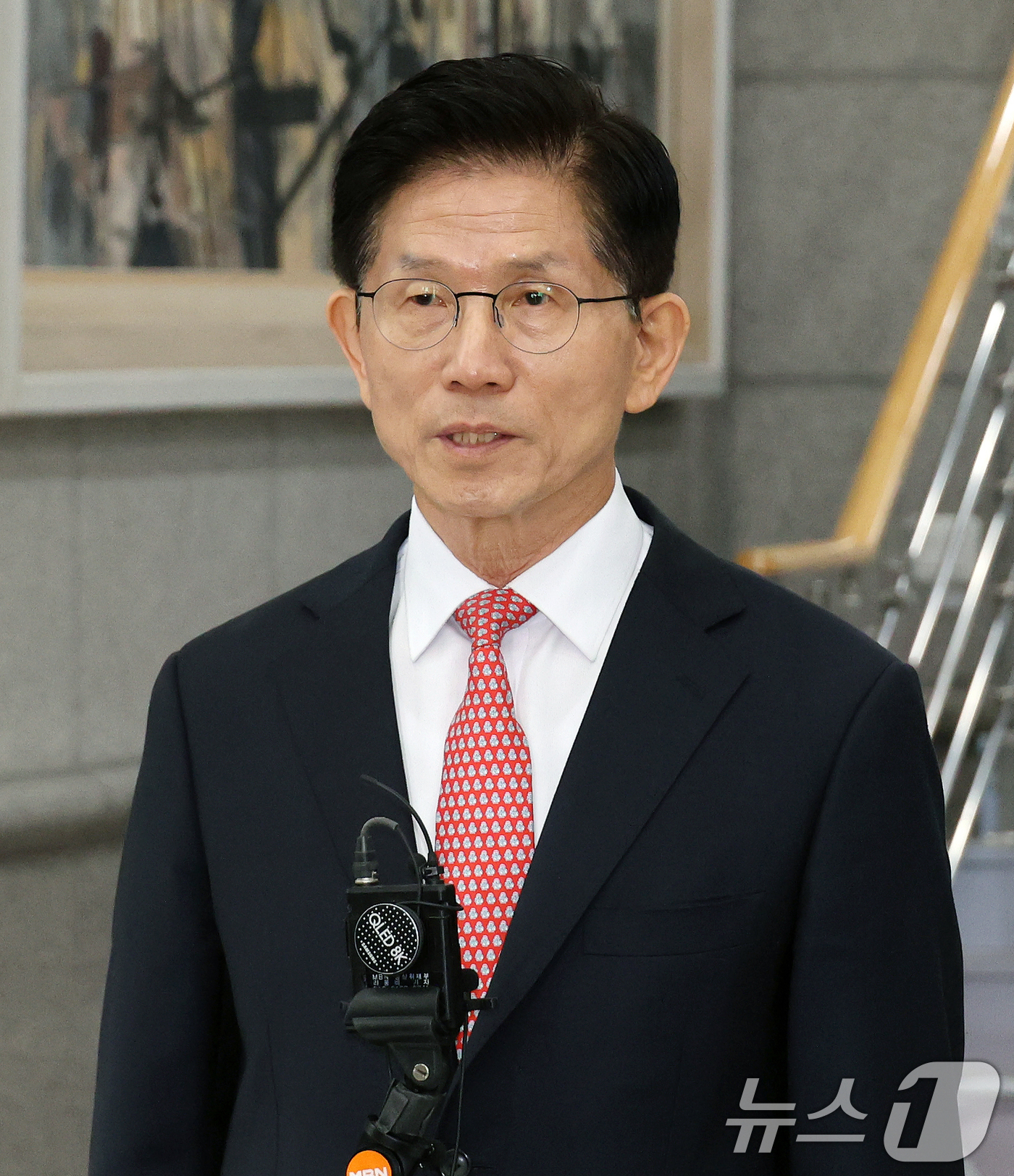 (과천=뉴스1) 오대일 기자 = 김문수 국민의힘 대통령 후보가 11일 오전 경기도 과천 중앙선거관리위원회에서 제21대 대통령 선거 후보 등록을 마친 뒤 취재진의 질문에 답하고 있다 …