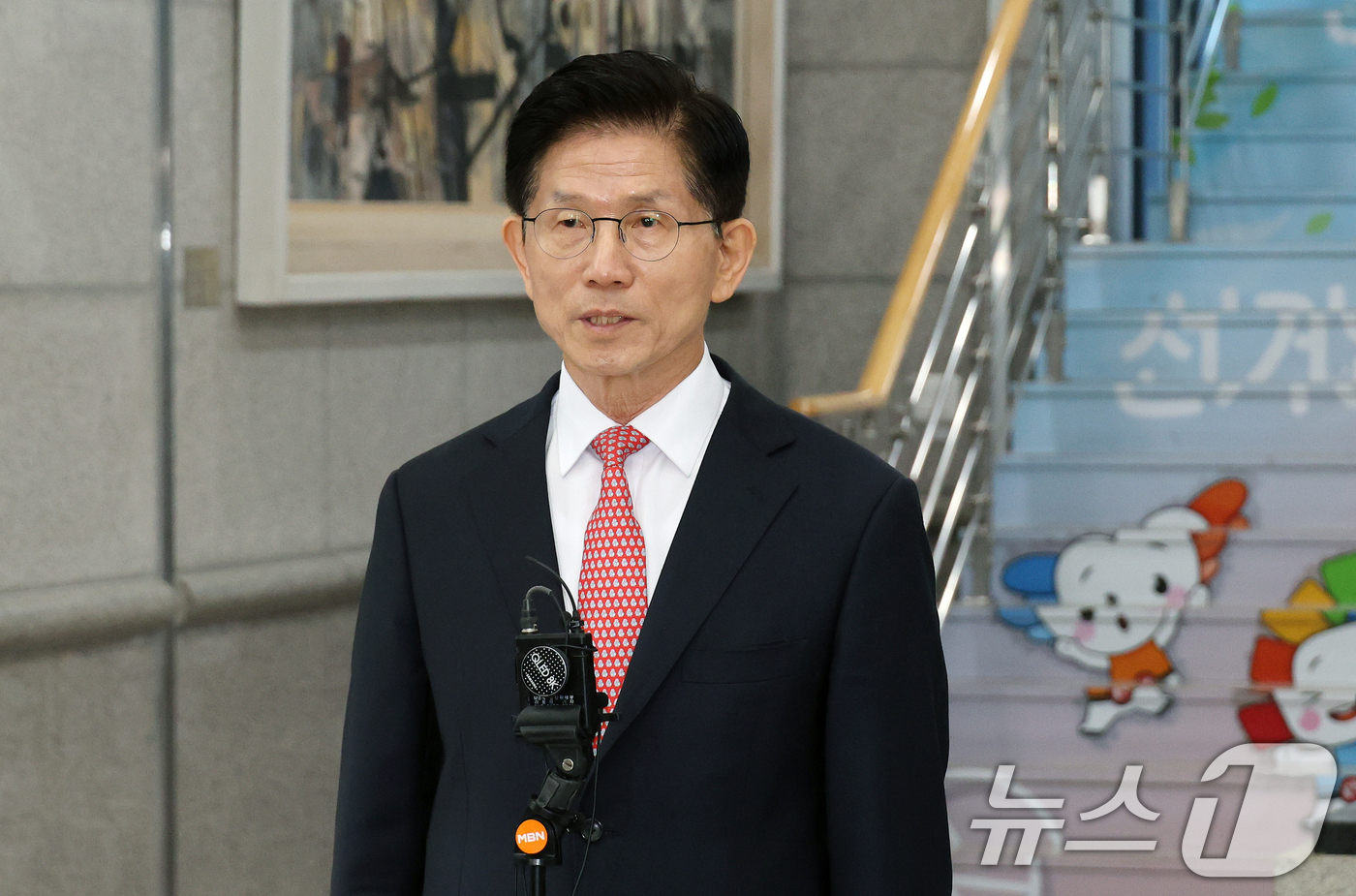 (과천=뉴스1) 오대일 기자 = 김문수 국민의힘 대통령 후보가 11일 오전 경기도 과천 중앙선거관리위원회에서 제21대 대통령 선거 후보 등록을 마친 뒤 취재진의 질문에 답하고 있다 …