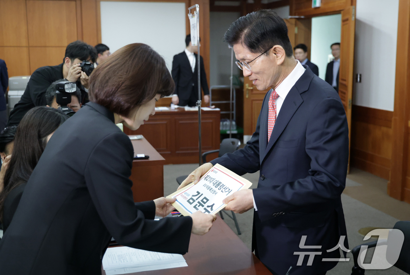 (과천=뉴스1) 오대일 기자 = 김문수 국민의힘 대통령 후보가 11일 오전 경기 과천시 중앙선거관리위원회에서 제21대 대통령선거 후보자 등록을 하고 있다. (공동취재) 2025.5 …