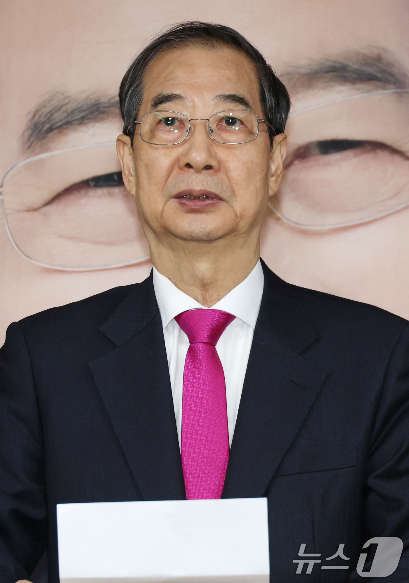 (서울=뉴스1) 이광호 기자 = 국민의힘 대선후보로 등록했던 한덕수 전 국무총리가 11일 오전 서울 여의도 캠프 사무실에서 기자회견을 열고 국민의힘 대통령 후보 변경을 위한 당원 …