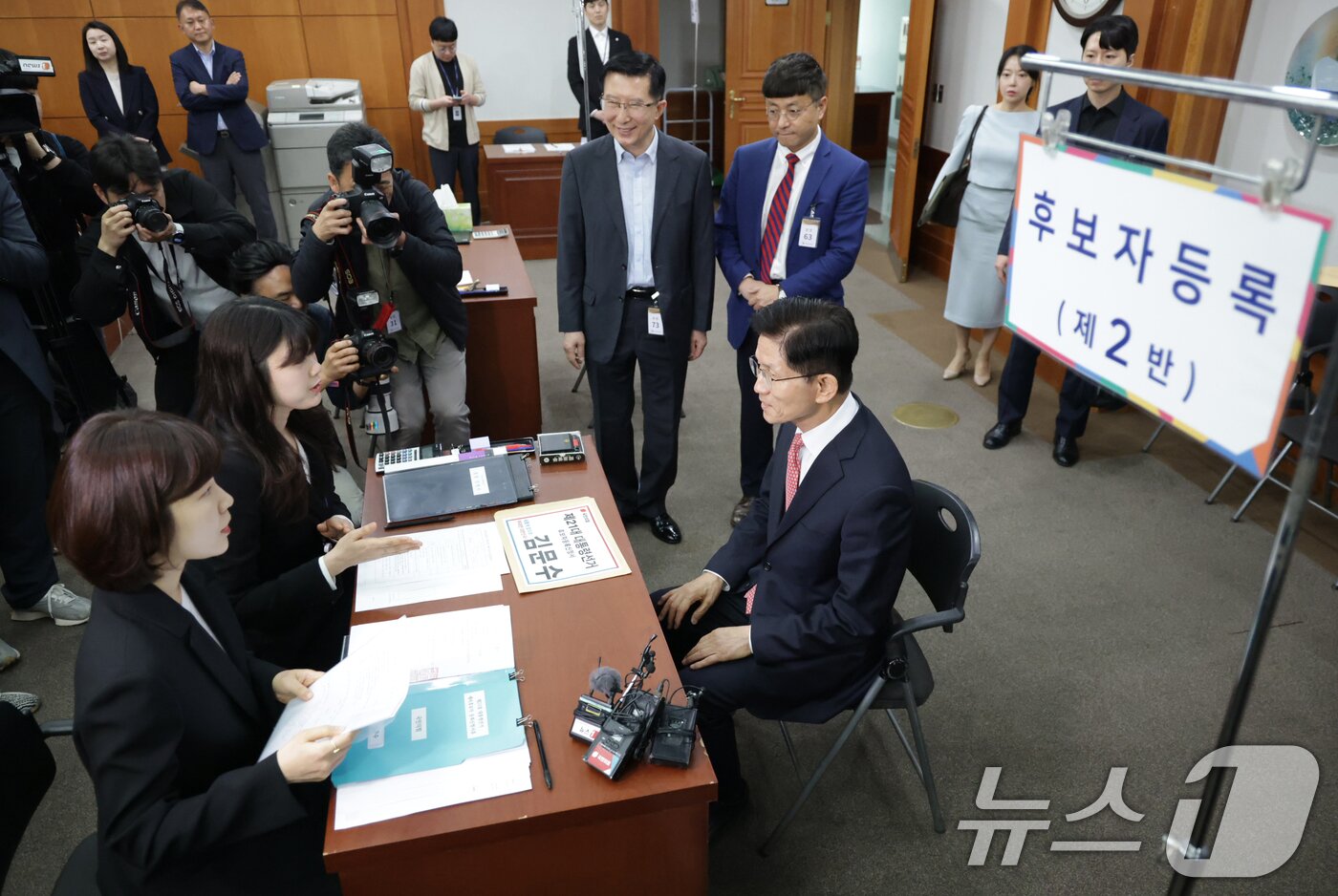 본문 이미지 - 김문수 국민의힘 대통령 후보가 11일 오전 경기 과천시 중앙선거관리위원회에서 제21대 대통령선거 후보자 등록을 하고 있다. (공동취재) 2025.5.11/뉴스1 ⓒ News1 오대일 기자