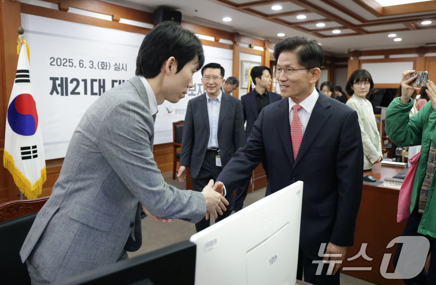 (과천=뉴스1) 오대일 기자 = 김문수 국민의힘 대통령 후보가 11일 오전 경기 과천 중앙선거관리위원회에서 제21대 대통령 선거 후보자 등록을 마친 후 선관위 관계자들을 격려하고 …