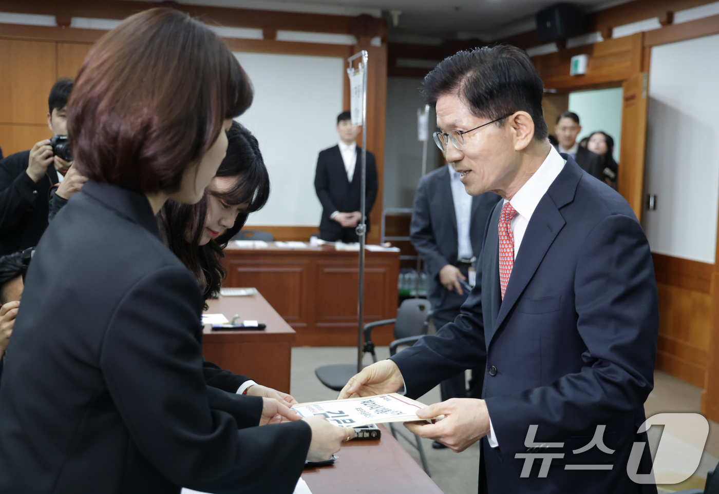 (과천=뉴스1) 오대일 기자 = 김문수 국민의힘 대통령 후보가 11일 오전 경기 과천시 중앙선거관리위원회에서 제21대 대통령선거 후보자 등록을 하고 있다. (공동취재) 2025.5 …