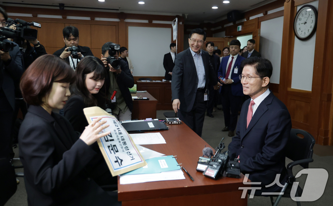 (과천=뉴스1) 오대일 기자 = 김문수 국민의힘 대통령 후보가 11일 오전 경기 과천시 중앙선거관리위원회에서 제21대 대통령선거 후보자 등록을 하고 있다. (공동취재) 2025.5 …
