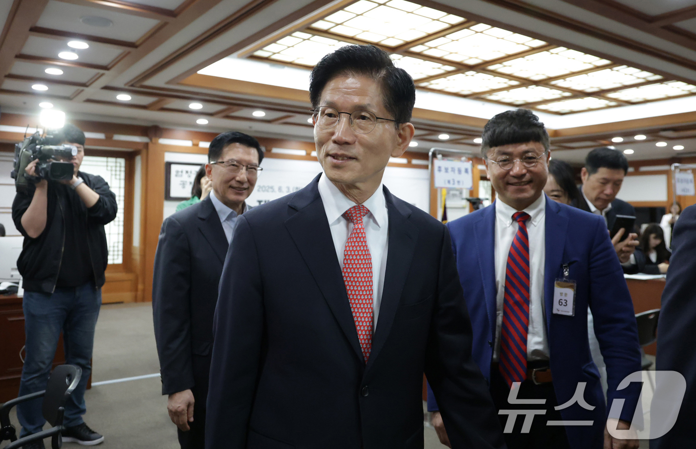 (과천=뉴스1) 오대일 기자 = 김문수 국민의힘 대통령 후보가 11일 오전 경기 과천시 중앙선거관리위원회에서 제21대 대통령선거 후보자 등록을 마친 뒤 선관위를 나서고 있다. (공 …