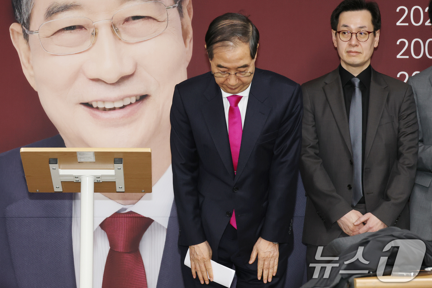 (서울=뉴스1) 이광호 기자 = 국민의힘 대선후보로 등록했던 한덕수 전 국무총리가 11일 오전 서울 여의도 캠프 사무실에서 국민의힘 대통령 후보 변경을 위한 당원 투표가 부결된 것 …