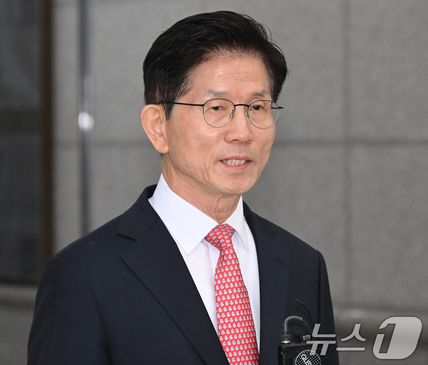 (과천=뉴스1) 오대일 기자 = 김문수 국민의힘 대통령 후보가 11일 오전 경기 과천시 중앙선거관리위원회에서 제21대 대통령선거 후보자 등록을 마친 뒤 취재진의 질문에 답하고 있다 …