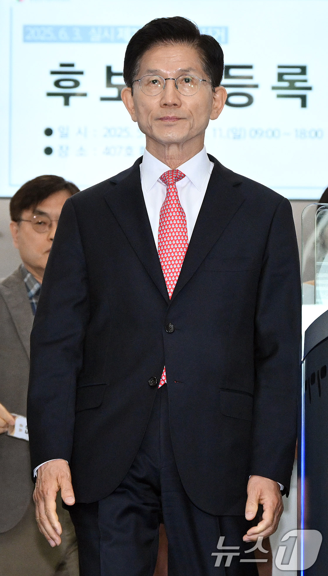 (과천=뉴스1) 오대일 기자 = 김문수 국민의힘 대통령 후보가 11일 오전 경기 과천시 중앙선거관리위원회에서 제21대 대통령선거 후보자 등록을 마친 뒤 선관위를 나서고 있다. (공 …