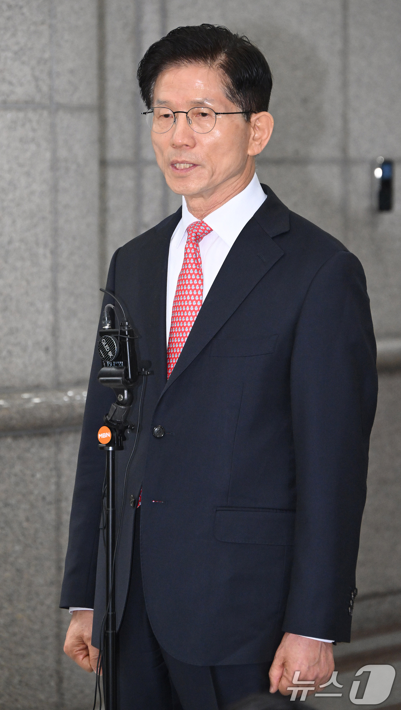 (과천=뉴스1) 오대일 기자 = 김문수 국민의힘 대통령 후보가 11일 오전 경기 과천시 중앙선거관리위원회에서 제21대 대통령선거 후보자 등록을 마친 뒤 취재진의 질문에 답하고 있다 …