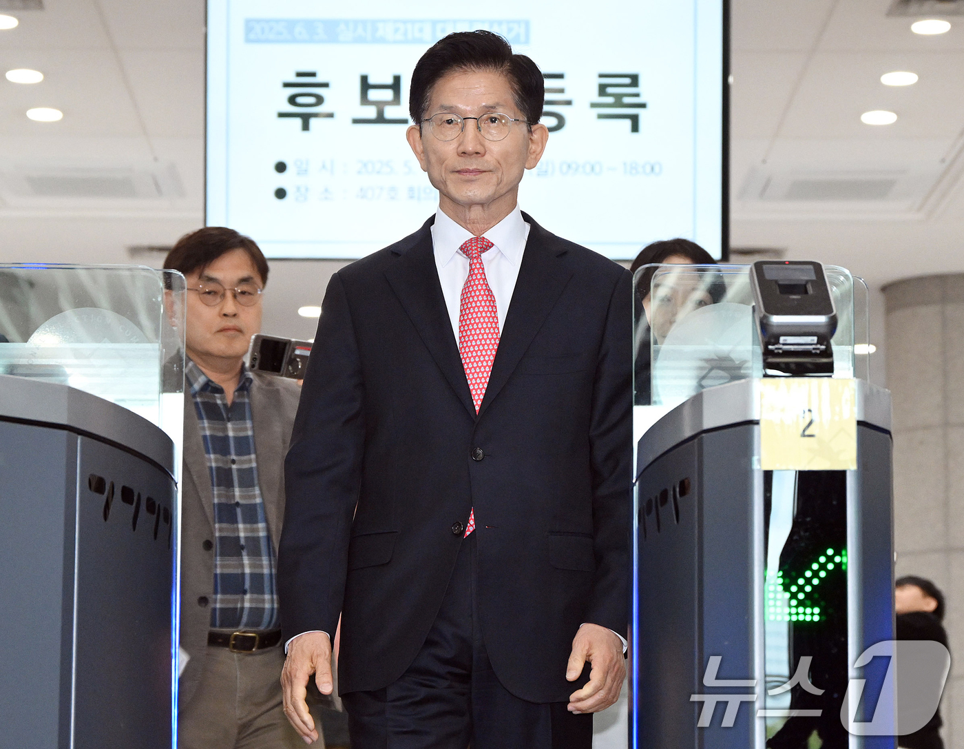 (과천=뉴스1) 오대일 기자 = 김문수 국민의힘 대통령 후보가 11일 오전 경기 과천시 중앙선거관리위원회에서 제21대 대통령선거 후보자 등록을 마친 뒤 선관위를 나서고 있다. (공 …