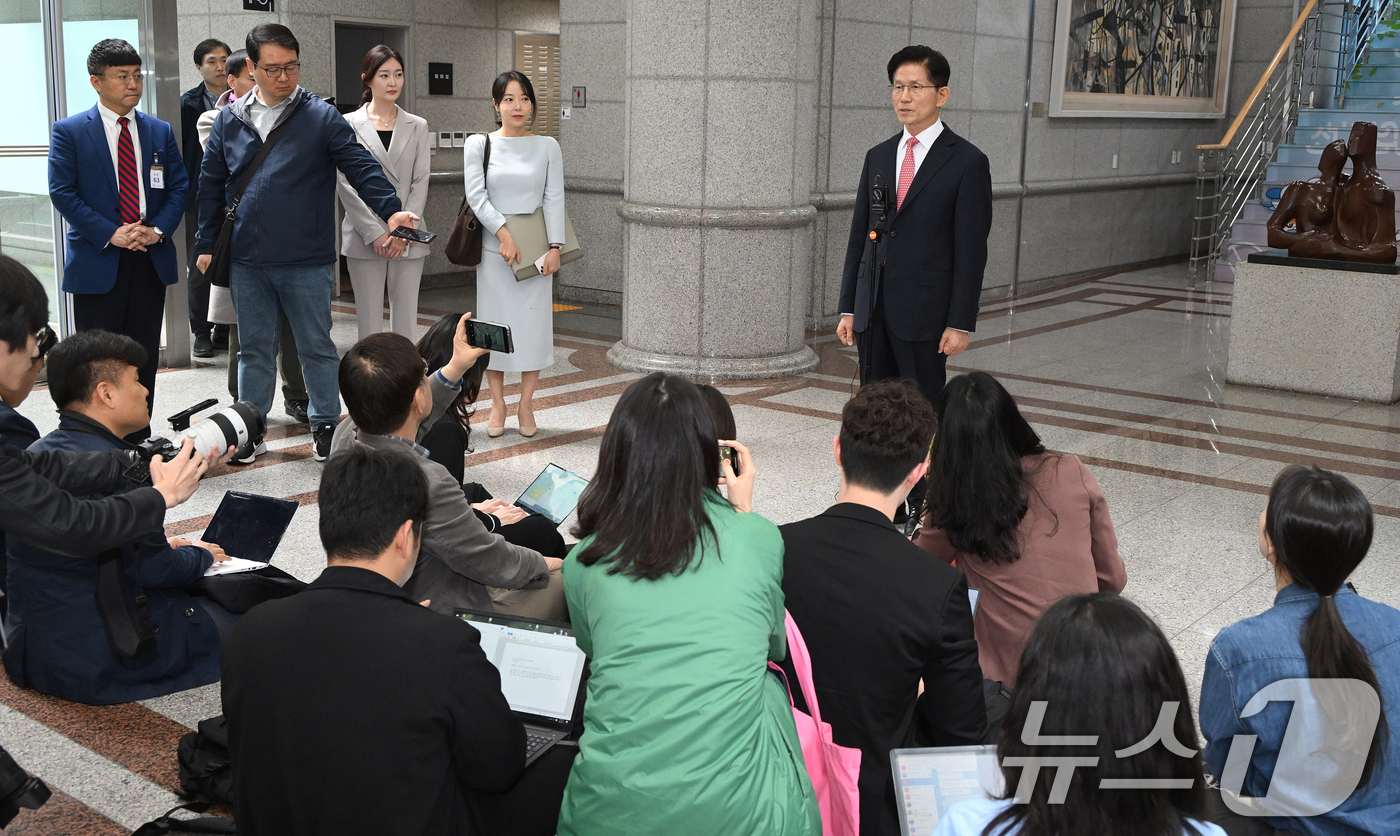 (과천=뉴스1) 오대일 기자 = 김문수 국민의힘 대통령 후보가 11일 오전 경기 과천시 중앙선거관리위원회에서 제21대 대통령선거 후보자 등록을 마친 뒤 취재진의 질문에 답하고 있다 …